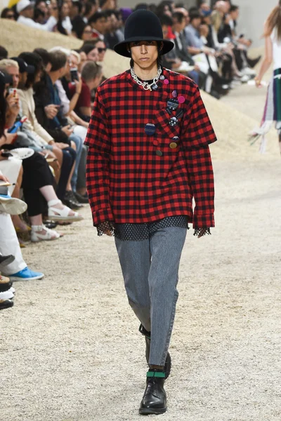 Look 15